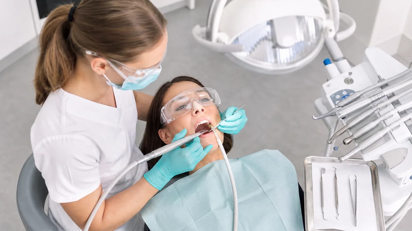 Profesional realizando una limpieza dental